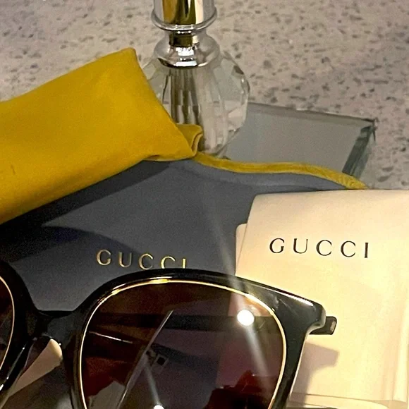 NWT Gucci black/Gold lining GG1076S